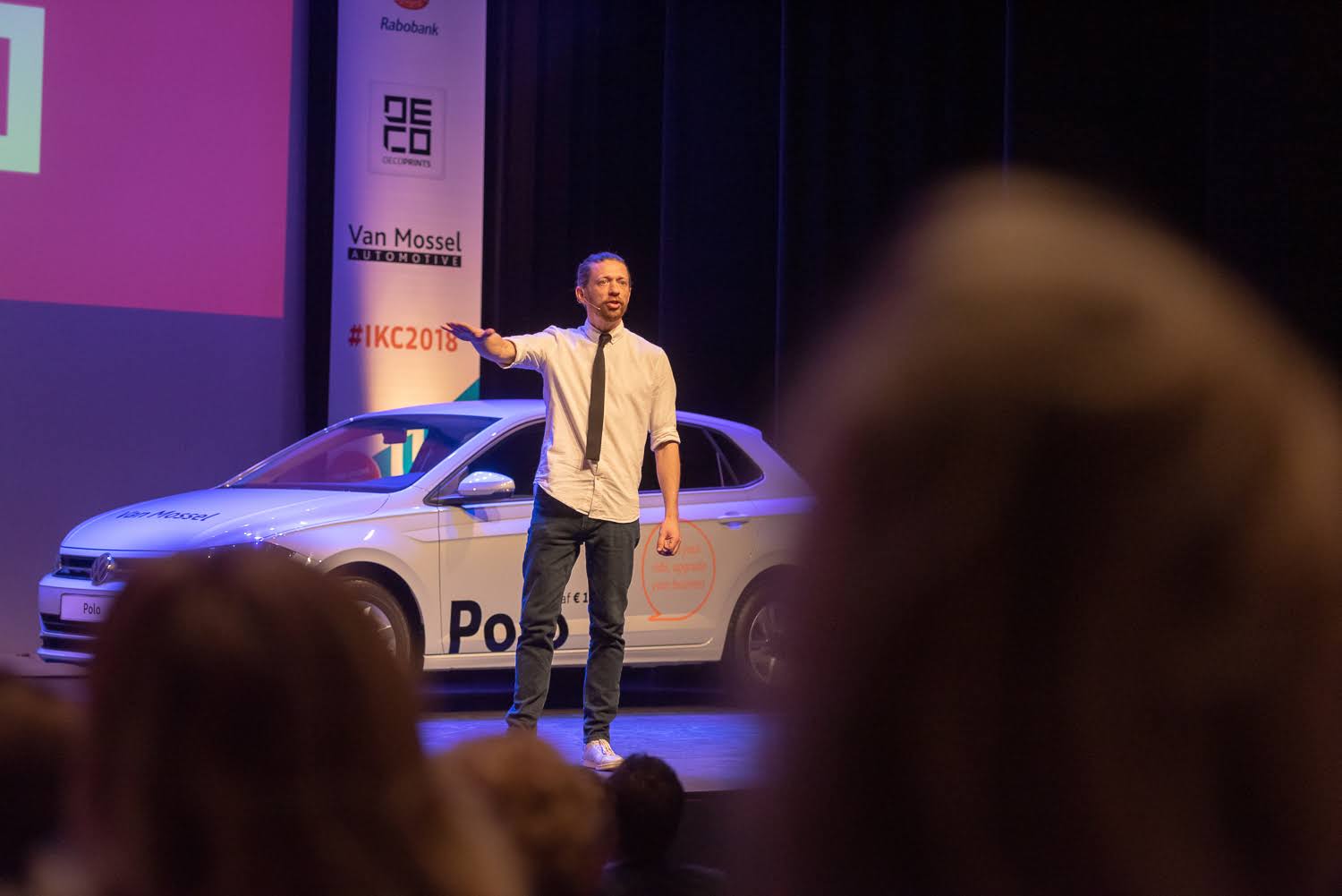 Steye van Dam presenteert op het podium