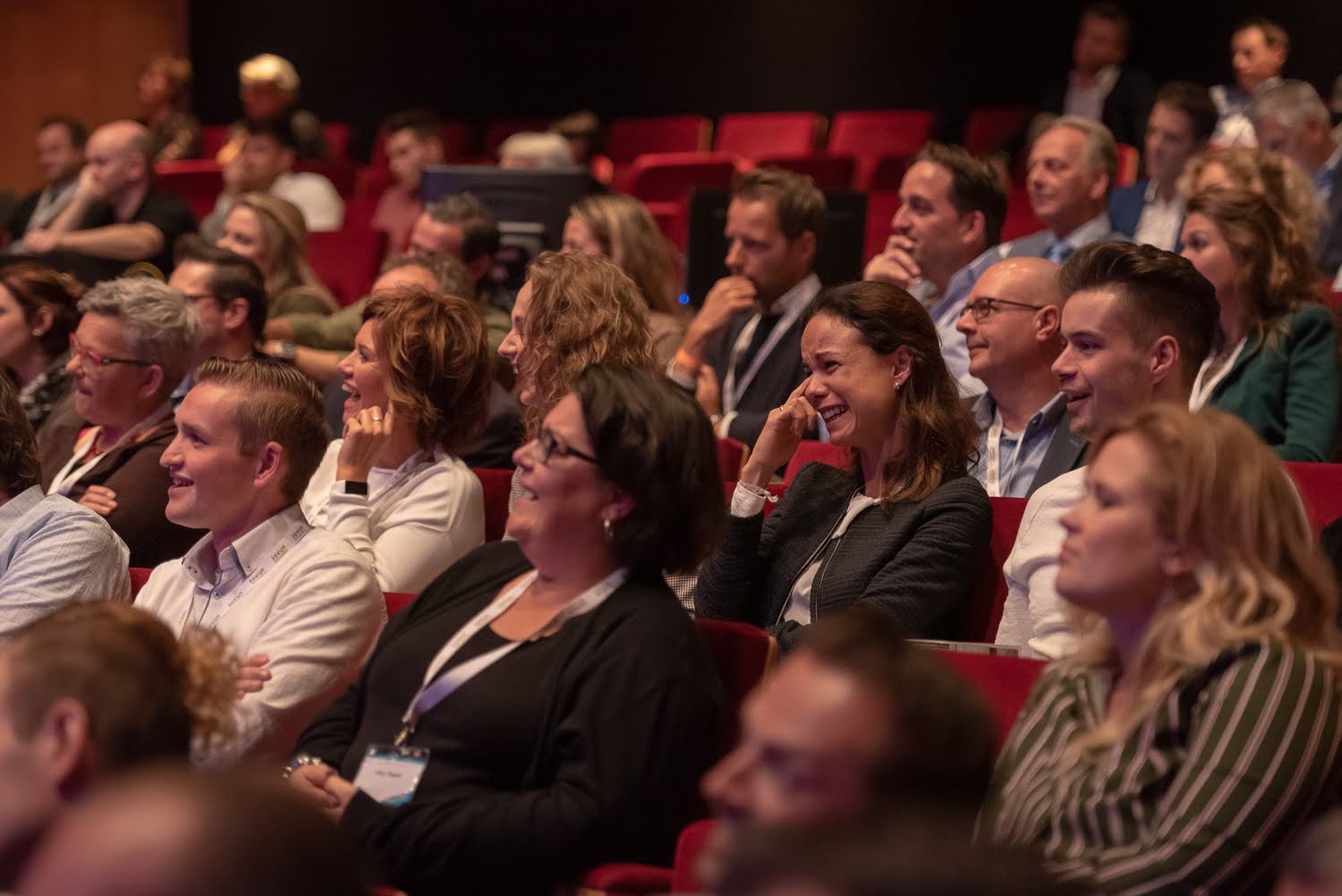 Lachend publiek tijdens een presentatie van Steye van Dam