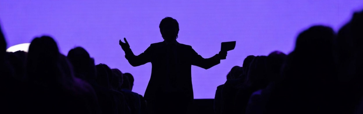 Silhouet van Steye van Dam voor publiek